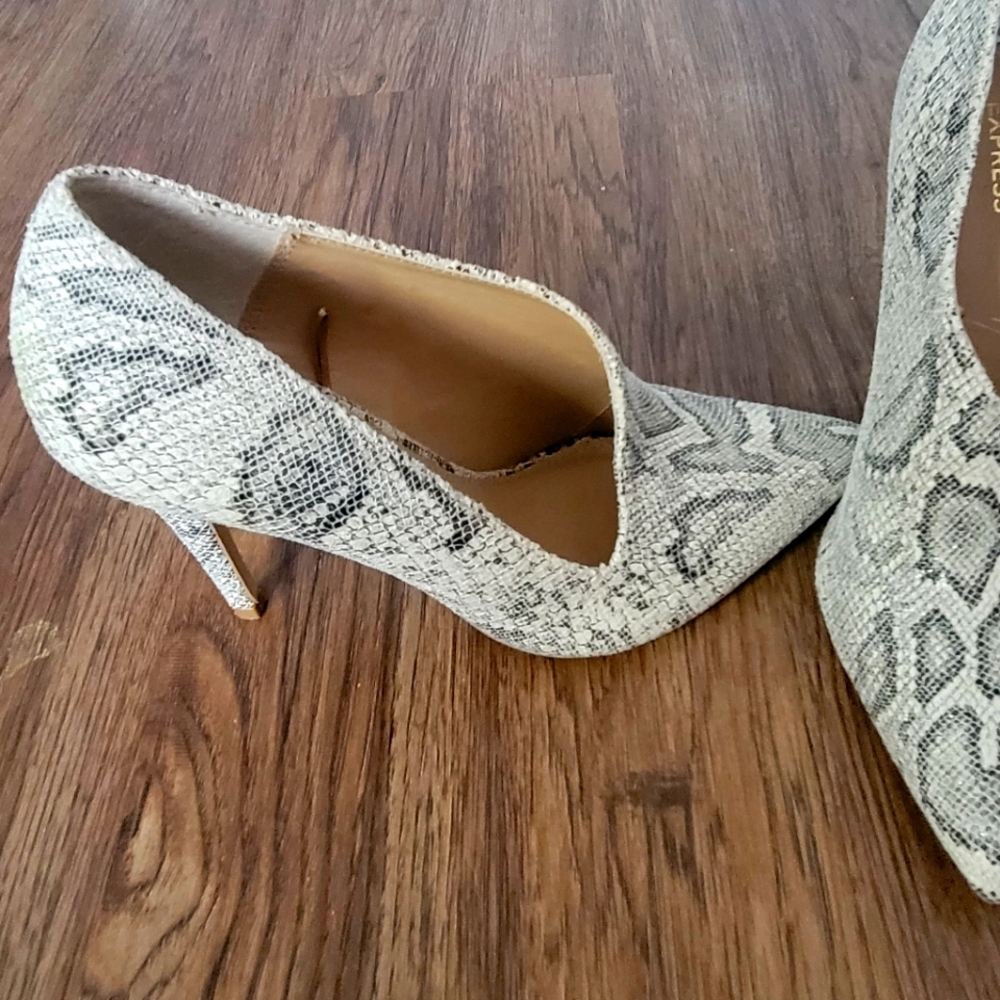 BNWT Express Snake Print Cut Out Pumps